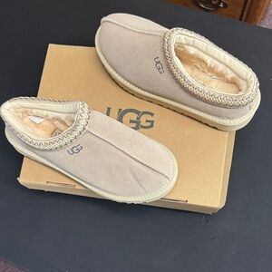 UGG Women’s Cozy Slip-On Slippers Size 11 Beige Cream New With Box